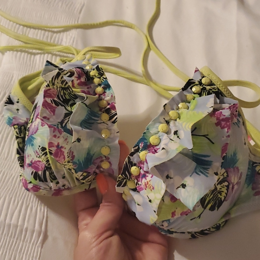 Victoria’s Secret bikini top size 34 A